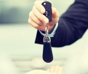 homme clés voiture confier