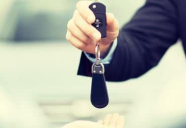 homme clés voiture confier