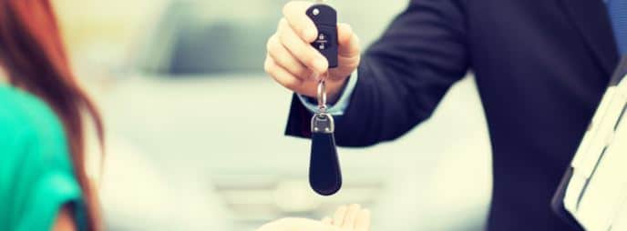 homme clés voiture confier